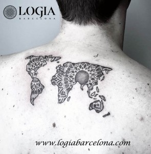 tatuaje-espalda-mapamundi-Logia-Barcelona-Dasly      